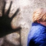 Pedofilia: adescava alunne offrendo la ricarica del cellulare, denunciato